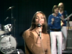 Kuva: Kristiina Hautala ja Made in Finland -yhtye, vasemmalla Paavi Rajalan rummut.