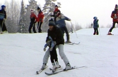 Kuva: Ransu ja Pekka laskettelevat. (1986) Yle kuvanuha.