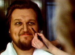 Kuva: Jaakko Ryh�nen maskeeraajan tuolissa (1983). YLE kuvanauha.