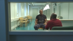 Kuva: Wali Hashi haastettelee Jamaa. (2010) Yle kuvanauha. 