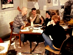 Kuva: Rumban toimituskokous Lepakkoluolan kellarissa (1985). Yle kuvanauha.