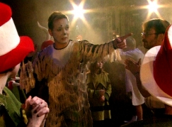 Kuva: Mikko Rasila ohjaa lapsikuorolaisia Kiljusten Kalevalassa (1999). YLE kuvanauha