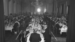 Kuva: Aterioiva seurue K�mpin ravintolasalissa (1950-luku). Kalle Kultala. 