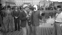 Kuva: Reino Palmroth (Hirvisepp�) haastattelee haavoittunutta ammustarkastaja Antilaa (1937). Ylen arkisto.