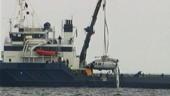 Kuva: Copterlinen turmahelikopteria nostetaan merest�. Yle kuvanauha (2007).