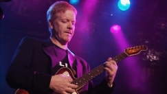 Kuva: Kitaran varressa Heikki Silvennoinen. YLE kuvanauha (2000).