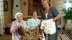 Kuva: Valvatti ja Raija Vaulo sek� toimittaja Tarja Fleming ihastelevat k�sit�it� Retulansaaren Ylikartanossa. Kuva: Timo Vottonen / TV2