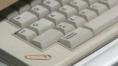 Kuva: Paperiliitin tietokoneen n�pp�imist�ll�. Kuva: YLE kuvanauha