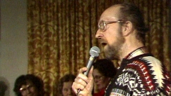 Kuva: Esa Pakarinen laulaa Hein�veden VPK:lla (1977). Yle kuvanauha.