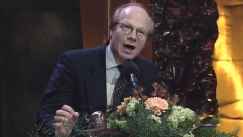 Kuva: Ulkomaankauppaministeri Kimmo Sasi jakaa vienti-Emmaa (2000). Yle kuvanauha.