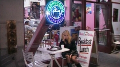 Kuva: Julia yksin�isen� San Franciscon kadulla. Yle kuvanauha (1996).