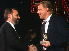 Kuva: Arto Alasp�� luovutaa Erikois-Emman Vesa-Matti Loirille (1987). Yle kuvanauha.