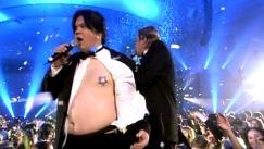 Kuva: Juuso Myllyrinteen yl�vartalo paljastetaan (2004). Yle kuvanauha.