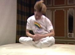 Kuva: Luonnonlain puolueen kokouksessa esitettiin my�s joogalentoa (1995). YLE kuvanauha.