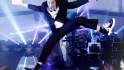 Kuva: Juontaja Mikko Peltola Emma-gaalassa (2004). Yle kuvanauha.