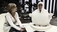 Kuva: Sanna Stellan haastattelee Munamiest� (2011). Yle kuvanauha.