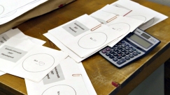 Kuva: ��nestyslippuja ja taskulaskin. Kuva: YLE kuvanauha