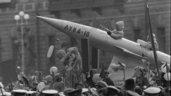 Kuva: Vappuparaati Leningradissa. Avaruusraketti Lunan pienoismalli kulkueessa: lapset istuvat Luna-raketissa (1966). Kalle Kultala.
