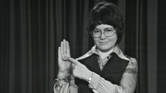 Kuva: Liisa Kauppinen opettaa viittomia. (YLE Kuvanauha 1976)