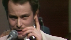 Kuva: Tapani Kansa laulaa studiossa (1979). Yle kuvanauha.