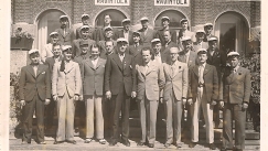 Kuva: Alfons Almi lauloi YL:n solistina erityisesti kiertueilla, ja yhdess� kuoron kanssa tehdyist� tallenteista voi kuulla, ett� Almilla oli vaivattomasti korkeallakin soiva tenori��ni. YL:n Karjalank�vij�t ovat asettuneet vuonna 1938 kuvaan ennen matkalle l�ht��. Alfons Almi (eturiviss� keskell�) on viel� ilman ylioppilaslakkia, joten YL hankki h�nelle yhten�isyyden vuoksi valkolakin. Kuval�hde: Alfons Almin kotialbumi.