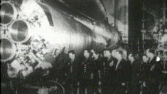 Kuva: Neuvostoliiton kosmonautit tutustuvat kantorakettiin. Yle kuvanauha.