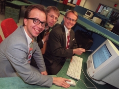 Kuva: Simo Frang�n, Jyrki Liikka ja Pasi Heikura tietokoneen ��ress� (1997). Ari-Pekka Ker�nen.