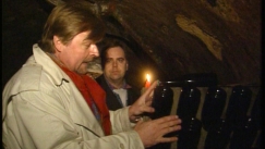 Kuva: Hannu Lumivuori ja Markus Kajo tutustuvat shampanjakellariin Ranskassa (YLE Kuvanauha 1994)
