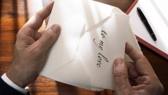 Kuva: Perinteiset, kirjepaperille kirjoitetut rakkauskirjeet ovat yh� harvinaisempia. YLE kuvapalvelu, John Smith, 2009.