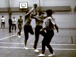 Kuva: Naisten k�sipalloharjoitukset Riihim�en urheiluhallissa (1969). Yle kuvanauha.