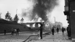 Kuva: Palavia taloja Helsingin pommituksessa 9. hein�kuuta 1941. SA-kuva.