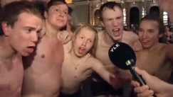 Kuva: Paidattomat nuoret miehet juhlivat Tampereen keskustorilla. YLE kuvanauha