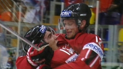 Kuva: Kanadalaiset juhlivat maalia MM-j��kiekon finaaliottelussa Suomea vastaan (2007). Yle kuvanauha.