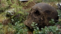 Kuva: Viel� 2000-luvun alkupuolella Ven�j�lle kaatuneiden suomalaisten ruumiita l�ytyi vapaaehtoisten etsij�iden avustamana (YLE Kuvanauha 2002)