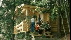 Kuva: Rantasaunan rakentamiseen kuuluu my�s vihtojen tekeminen. YLE Kuvanauha