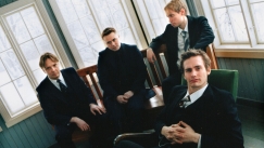 Kuva: vas. Simo Ralli ( kitara ) Lenni Paarma ( rummut ) Antero Naali ( basso ) ja edess� Lauri T�hk� ( laulu ja kitara ).Kotimaa.Nyt/Yle kuvapalvelu. 