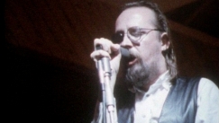 Kuva: Topi Sorsakoski esiintyy Riutanharjun tanssilavalla. Kuva: YLE Kuvanauha