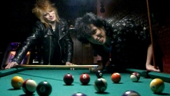 Kuva: Michael Monroe ja Sam Yaffa biljardibaarissa 1994, YLE kuvanauha