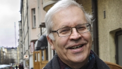 Kuva: Peter von Bagh ty�huoneensa edustalla Helsingiss� (2010). Jyrki Valkama.