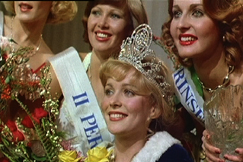 Kuva: Armi Aavikko perintprinsessoineen Miss Suomi -finaalissa vuonna 1977. YLE kuvanauha/Lii-filmi.