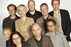 Kuva: MOTin tekijit 2007: Ylh. vas. Hannu Sokala, Kati Juurus, Marco Hyvrinen, Martti Backman, Matti Virtanen. Alh. vas. Minna Nuotio, Riikka Kaihovaara, Tero Koskinen ja Simo Sipola. Kuvaaja: Jyrki Valkama / YLE 