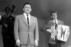 Kuva: Olavi Virta ja orkesteri. (1960-luku). YLE Valokuva-arkisto.