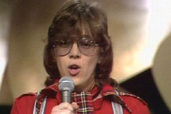 Kuva: Mikko Alatalo Bay City Rollers -asussa Suomen euroviisukarsinnoissa (1977). Yle kuvanauha.