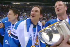 Bild: Hockeylejonen med pokalen, Yle bildband 2011