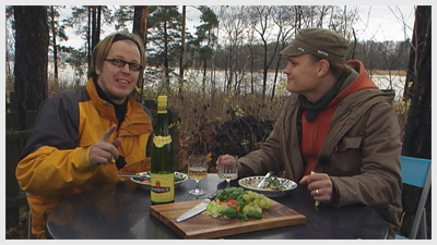 Ruokailua (copyright YLE/videokuvaa)