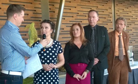 Tangomarkkinat 2014 tuomaristo Jukka Hallikaisen tentissä. Tuomariston jäsen Eeva Kontu puuttuu rivistä. (kuva: Yle / Taina Kivistö)