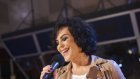 Estradilla: Pyhä Unplugged, Paula Koivuniemi (kuva: YLE/Kimmo Räisänen)