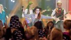 Anna Puu lauloi laulun jokkiksesta (kuva: Yle/ Jukka Lintinen)