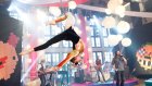 Timo Kotipelto ja Circus Helsingin esiintyvä ryhmän taiteilija (kuva: Yle/ Jukka Lintinen)