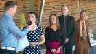 Tangomarkkinat 2014 tuomaristo Jukka Hallikaisen tentissä. Tuomariston jäsen Eeva Kontu puuttuu rivistä. (kuva: Yle / Taina Kivistö)